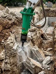 Brise-roche hydraulique utilisé pour démolition légère et terrassement sur chantier en Meurthe-et-Moselle