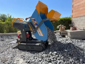Brouette motorisée à chenilles utilisée dans un jardin à Pierrepont