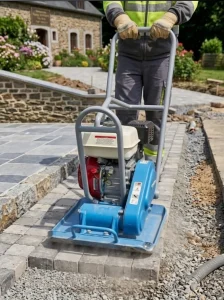 Compactage de sol avec plaque vibrante thermique en location