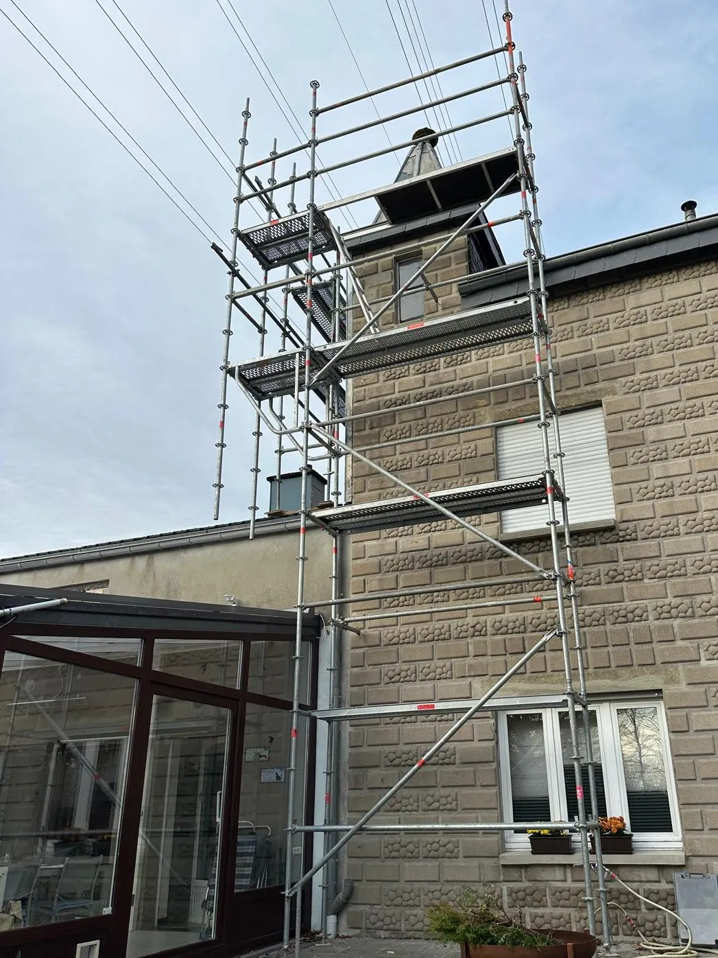 Échafaudage galvanisé professionnel Altrad pour chantier