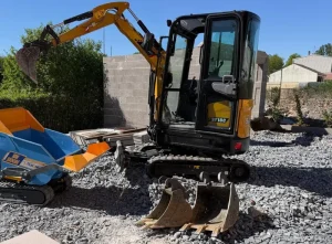 Mini-pelle 1T8 utilisée pour terrassement et travaux extérieurs à Pierrepont