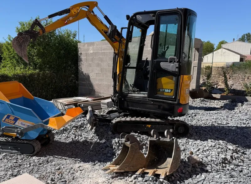 Mini-pelle 1T8 utilisée pour terrassement et travaux extérieurs à Pierrepont
